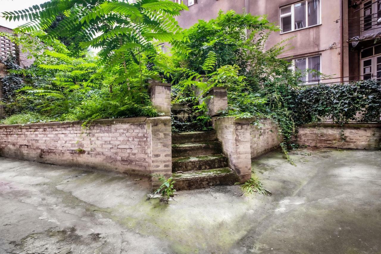 Apartment Of Character With A Private Garden Prag Exteriör bild